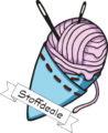 Logo der "Stoffdeale". Ein pinkes, Rundes Wollknäuel ist zu sehen, Umhüllt von einer blauen Waffel aus Stoff, das an ein Eis erinnert.